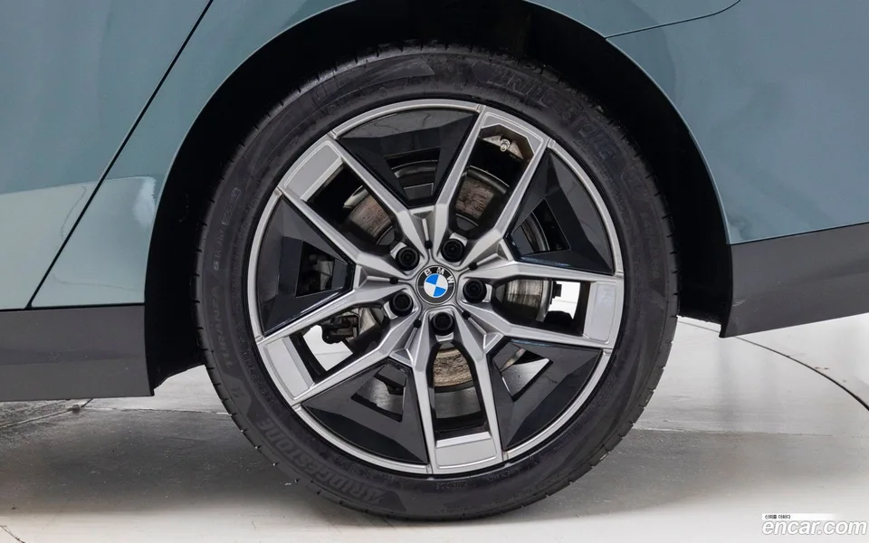 BMW 5 Series 520i 2025 — thumbnail 5