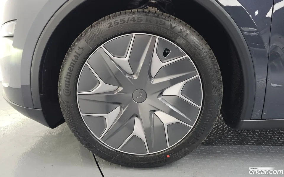 Tesla Model Y L AWD 2026 — thumbnail 2