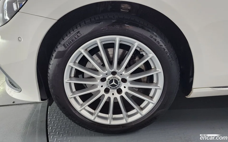 Mercedes-Benz E-Class E250 2023 — thumbnail 2