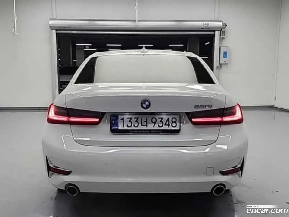 BMW 3 Series 320i 2022 — thumbnail 3