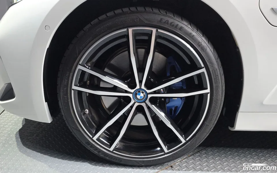BMW 3 Series 330e M 2023 — миниатюра 2