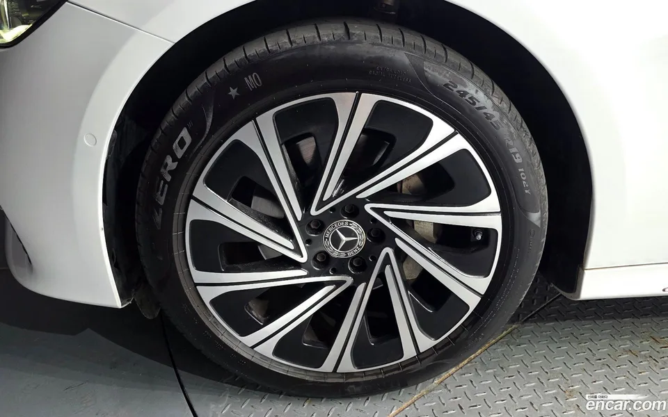 Mercedes-Benz E-Class E300 4MATIC 2024 — thumbnail 2