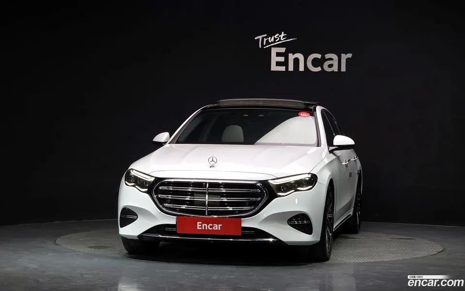 Mercedes-Benz E-Class E300 4MATIC 2024 — thumbnail 3