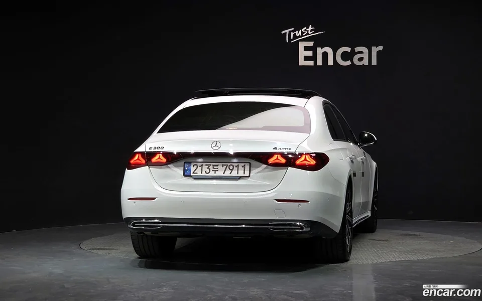 Mercedes-Benz E-Class E300 4MATIC 2024 — thumbnail 4