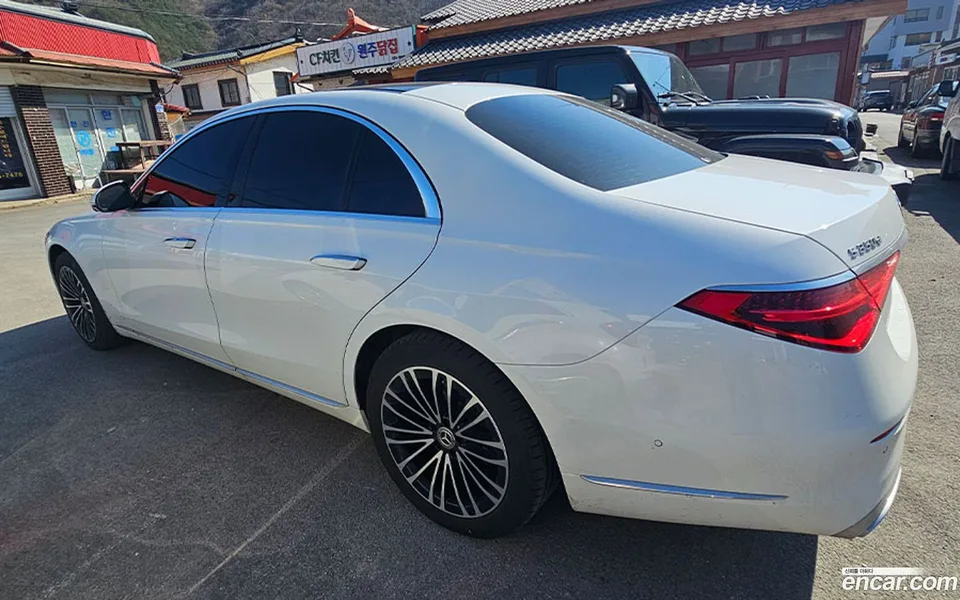 Mercedes-Benz S-Class S350 d 4MATIC 2025 — thumbnail 4