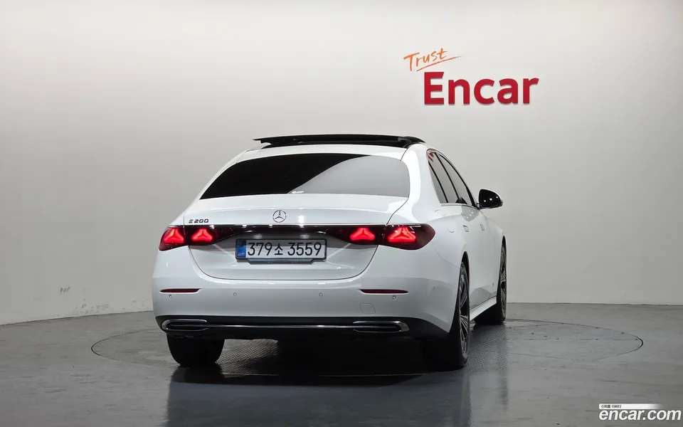 Mercedes-Benz E-Class E200 2025 — thumbnail 4