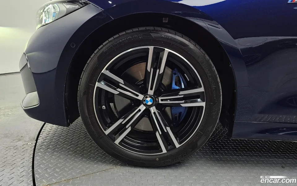 BMW 3 Series 320i M 2025 — thumbnail 2