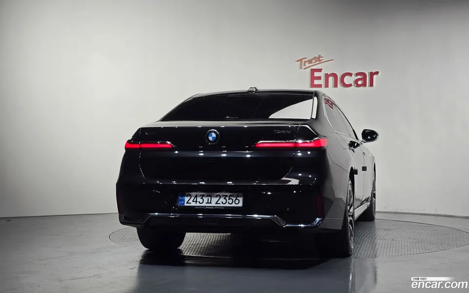 BMW 7 Series 740i xDrive M 2024 — thumbnail 4