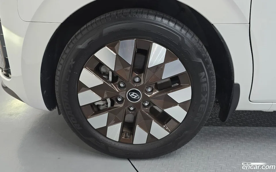 Hyundai Staria 2WD 2024 — thumbnail 2