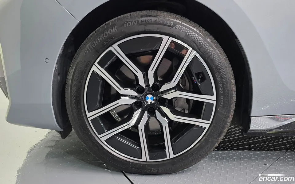 BMW i7 xDrive 60 M 2023 — thumbnail 5