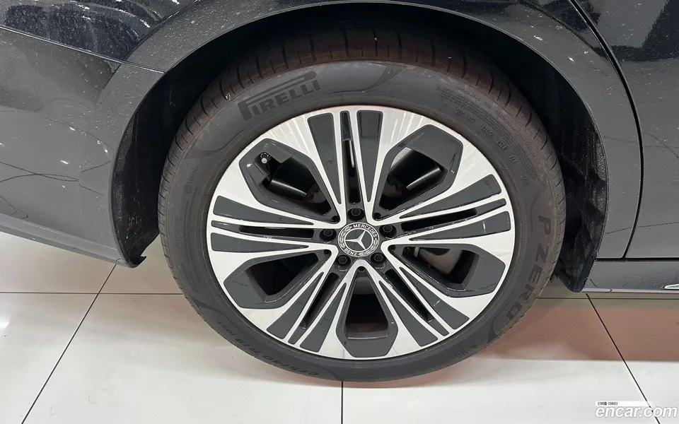 Mercedes-Benz E-Class E350e 4MATIC 2025 — thumbnail 2