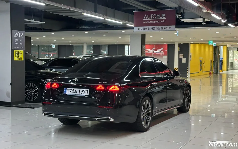Mercedes-Benz E-Class E350e 4MATIC 2025 — thumbnail 3