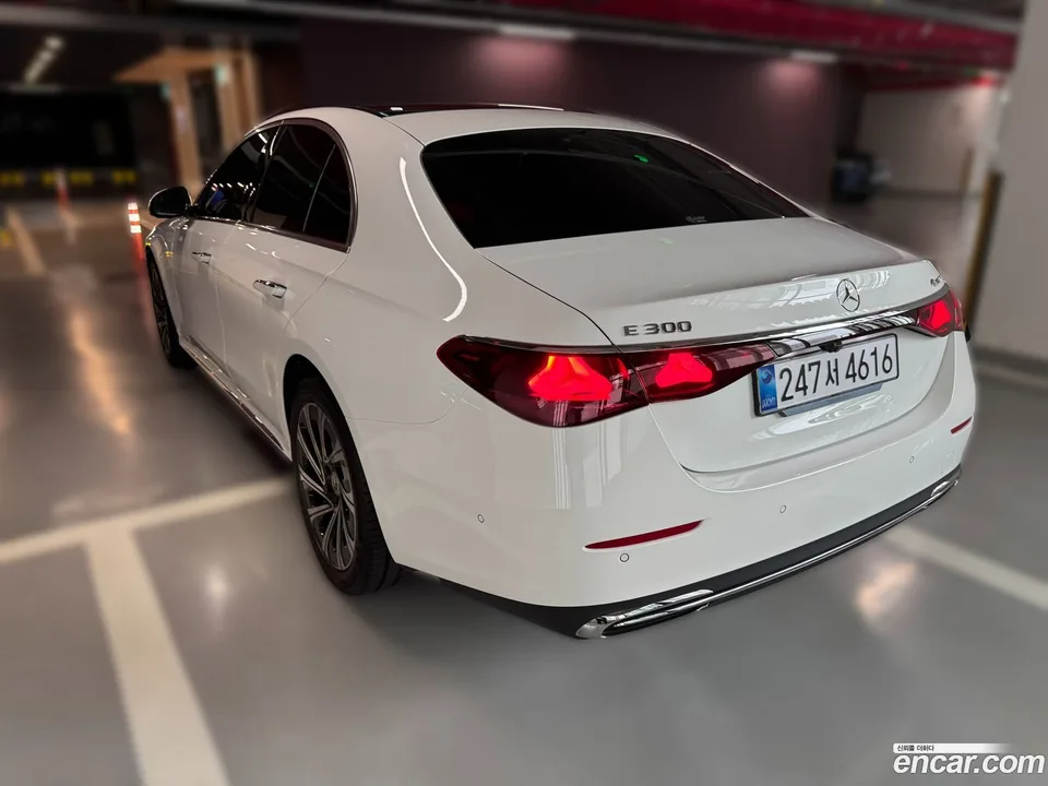 Mercedes-Benz E-Class E300 4MATIC 2025 — thumbnail 4
