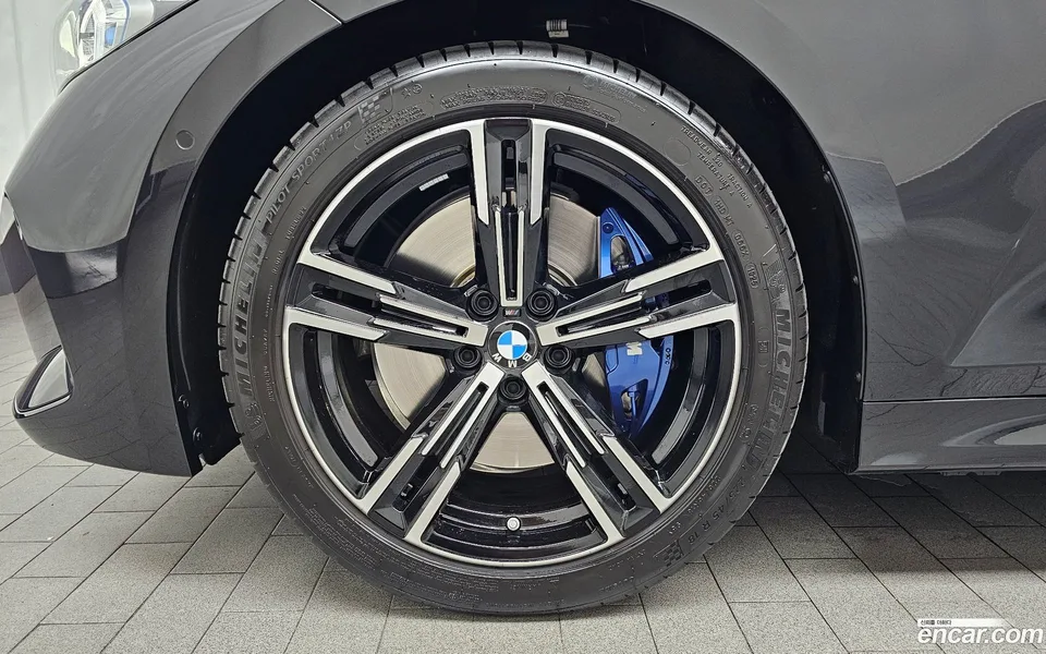 BMW 3 Series 320i M 2025 — thumbnail 2