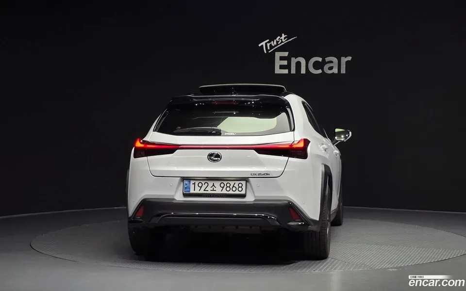 Lexus UX 250h 2.0 F-Sport 2WD 2023 — thumbnail 4