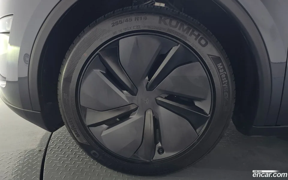 Tesla Model Y RWD 2025 — thumbnail 2