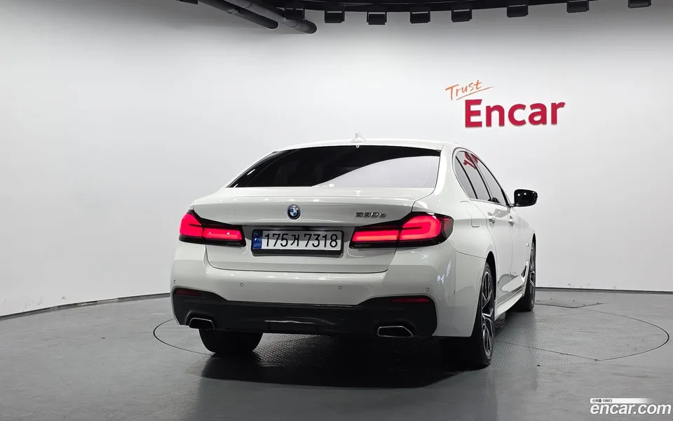 BMW 5 Series 530e M 2023 — thumbnail 4