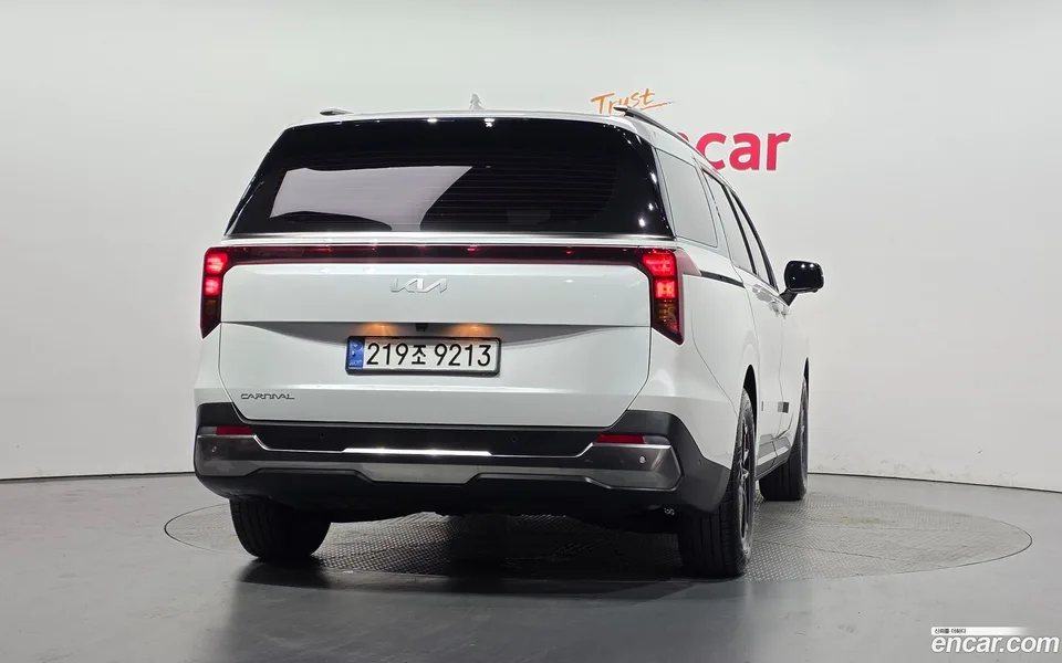 Kia Carnival 9 2023 — thumbnail 4