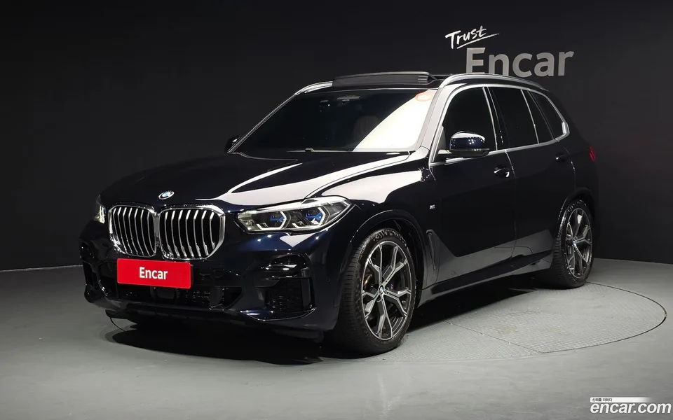 BMW X5 xDrive 40i M 2022 — фото 1, купить с доставкой в Москву