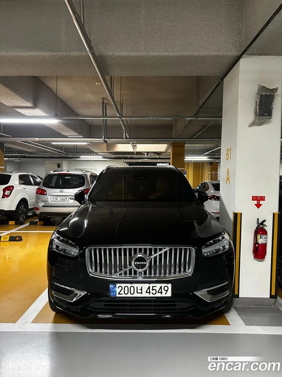 Volvo XC90 B6 2023 — photo 1, buy with delivery to Moscow