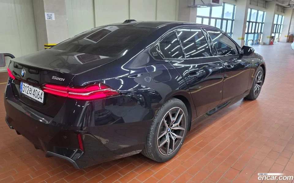 BMW 5 Series 520i M 2025 — thumbnail 4