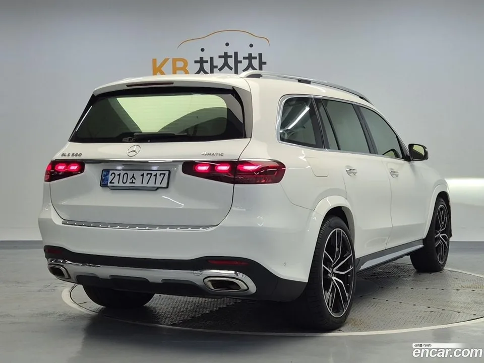 Mercedes-Benz GLS-Class GLS580 4MATIC AMG Line 2024 — thumbnail 3