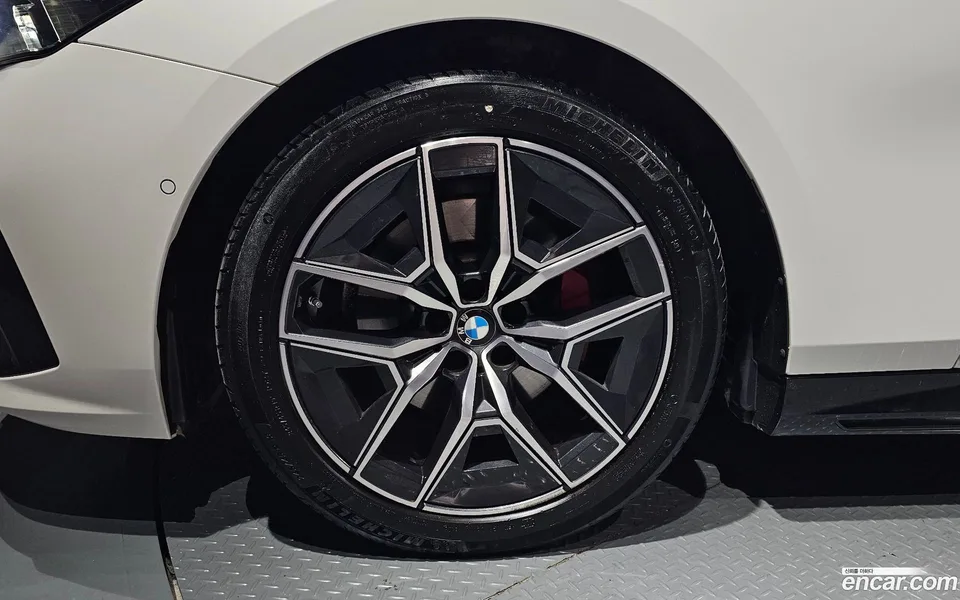BMW 5 Series 520i 2024 — thumbnail 2