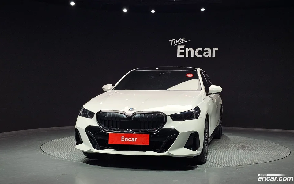 BMW 5 Series 520i 2024 — thumbnail 3