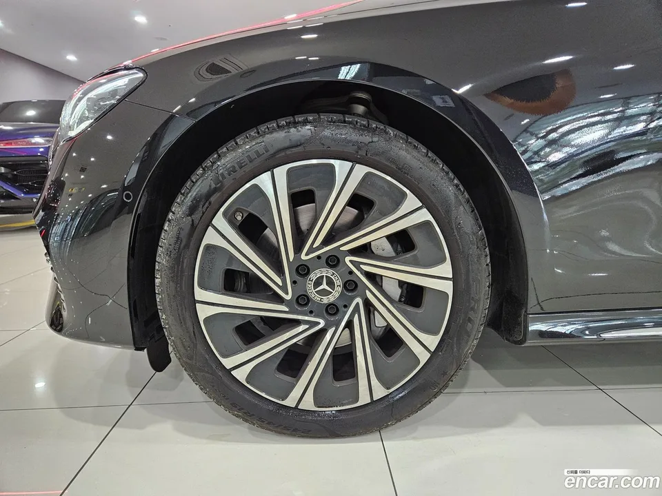 Mercedes-Benz E-Class E300 4MATIC 2025 — thumbnail 2