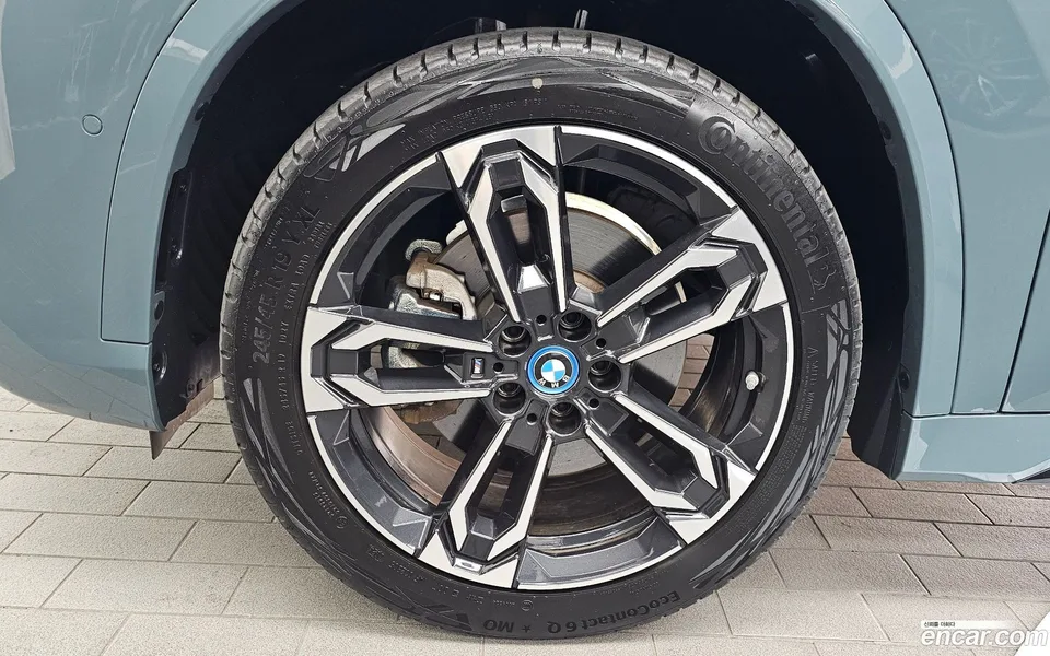 BMW iX1 xDrive 30 M 2025 — thumbnail 2