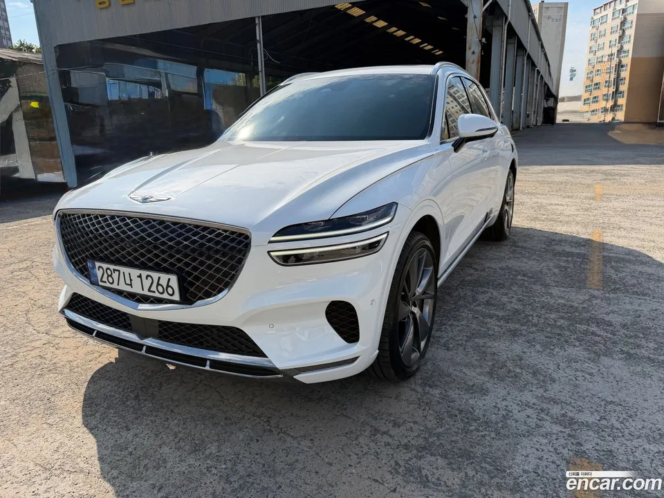 Genesis GV70 2.5T AWD 2023 — photo 1, buy with delivery to Moscow