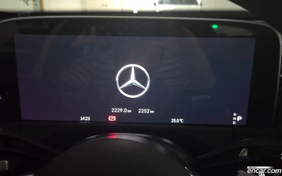 Mercedes-Benz E-Class E200 2025 — thumbnail 2