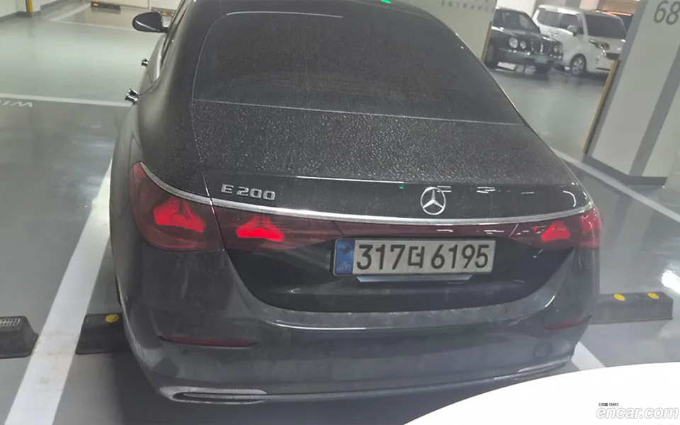 Mercedes-Benz E-Class E200 2025 — thumbnail 4