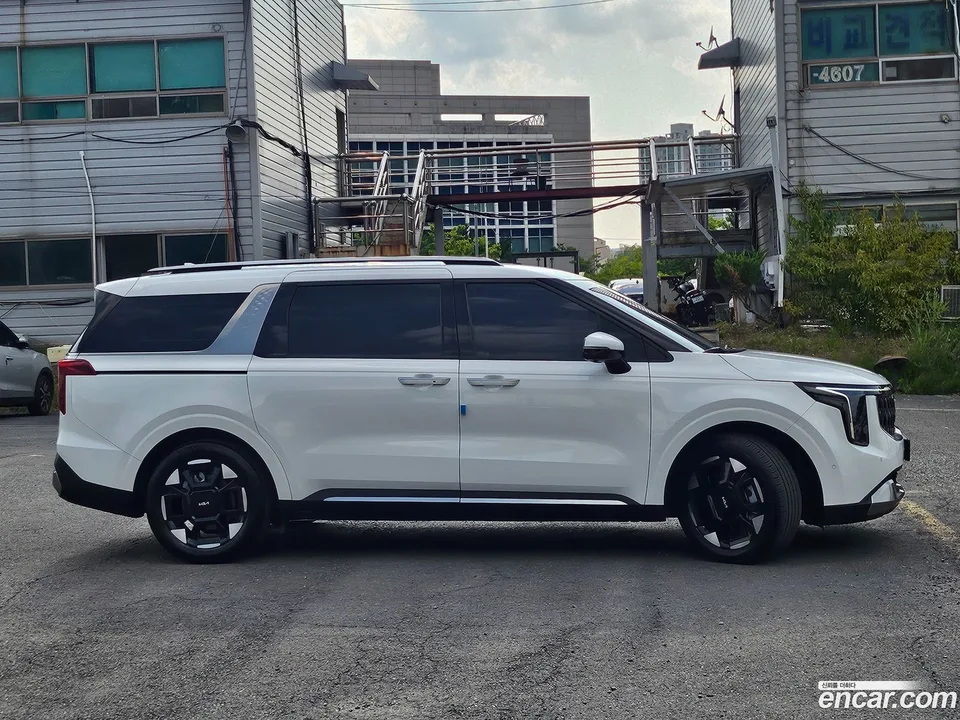 Kia Carnival 9 2024 — thumbnail 3