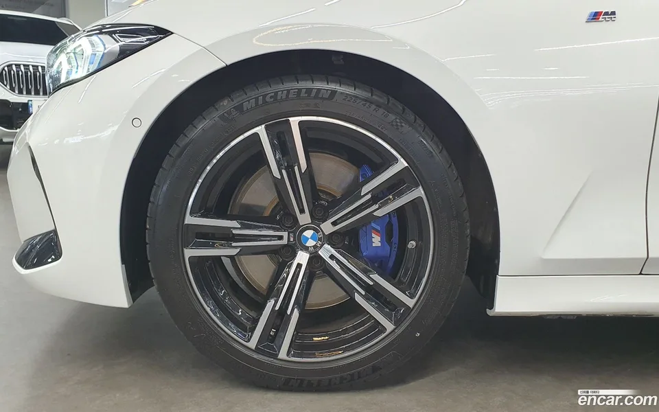 BMW 3 Series 320i M 2023 — thumbnail 2