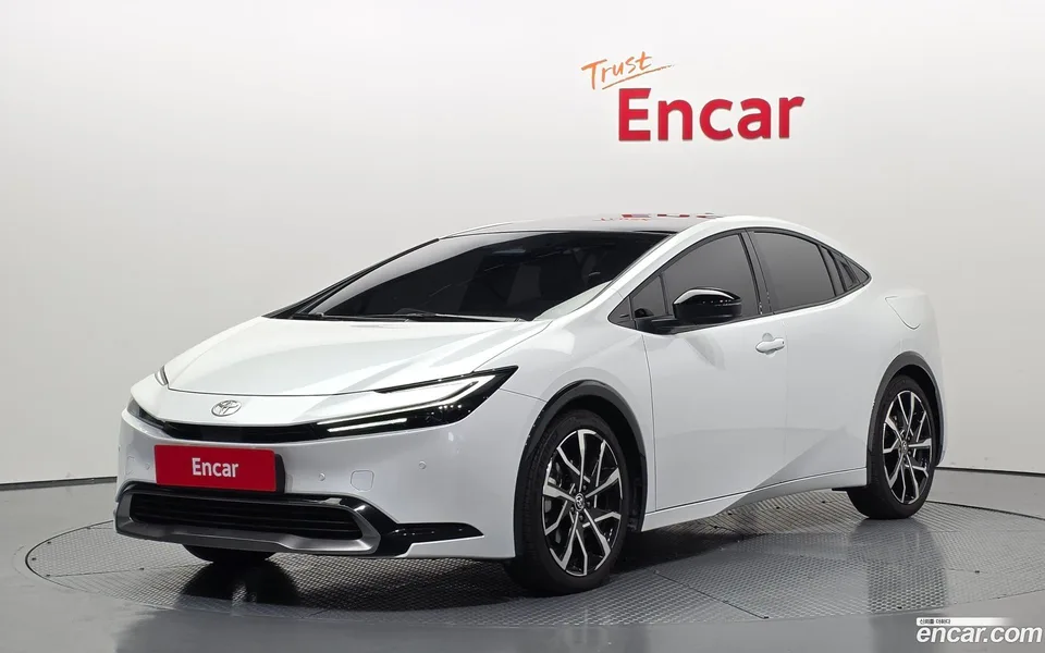 Toyota Prius 2.0 PHEV XSE 2024 — photo 1, buy with delivery to Moscow