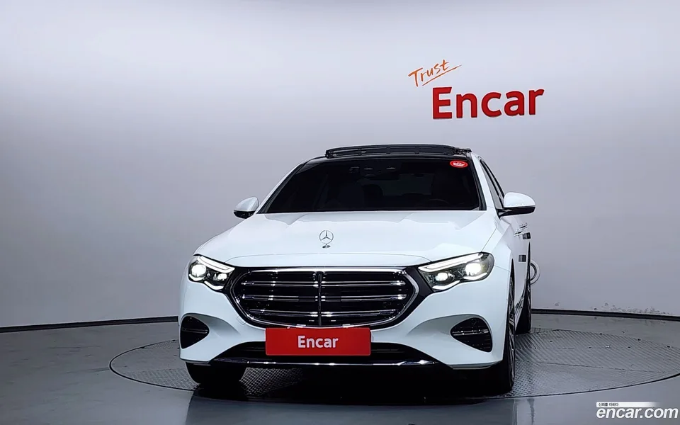 Mercedes-Benz E-Class E300 4MATIC 2024 — thumbnail 3