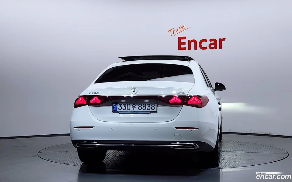 Mercedes-Benz E-Class E300 4MATIC 2024 — thumbnail 4