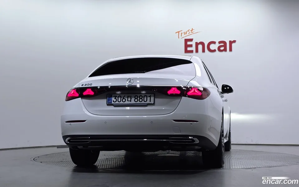 Mercedes-Benz E-Class E200 2025 — thumbnail 4