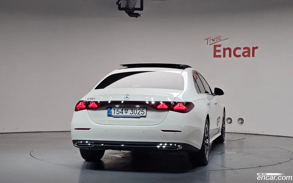 Mercedes-Benz E-Class E200 2025 — thumbnail 4