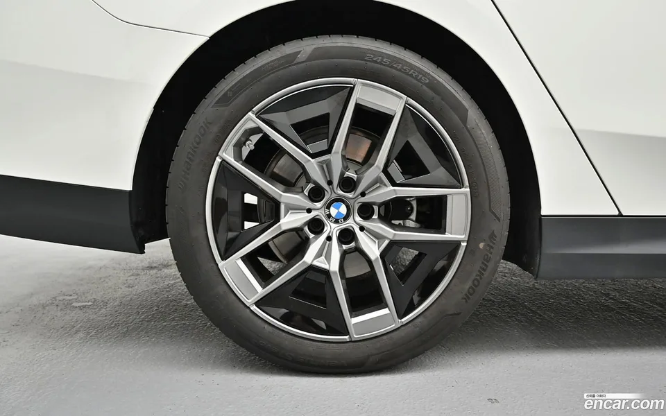 BMW 5 Series 520i 2025 — thumbnail 2