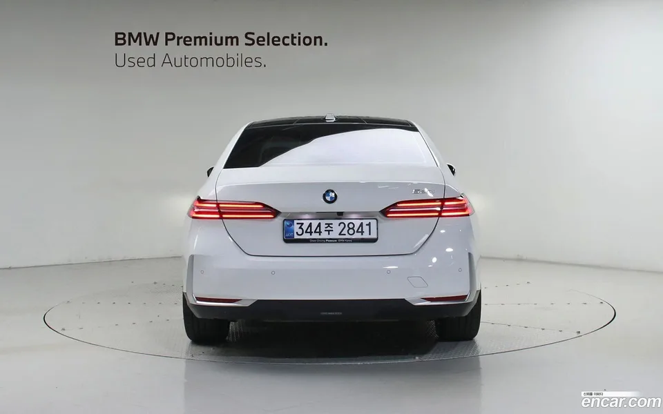 BMW 5 Series 520i 2025 — thumbnail 3