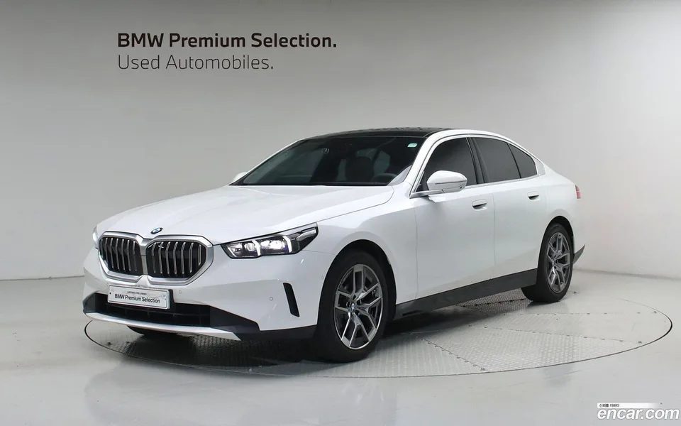 BMW 5 Series 520i 2025 — photo 1, buy with delivery to Moscow