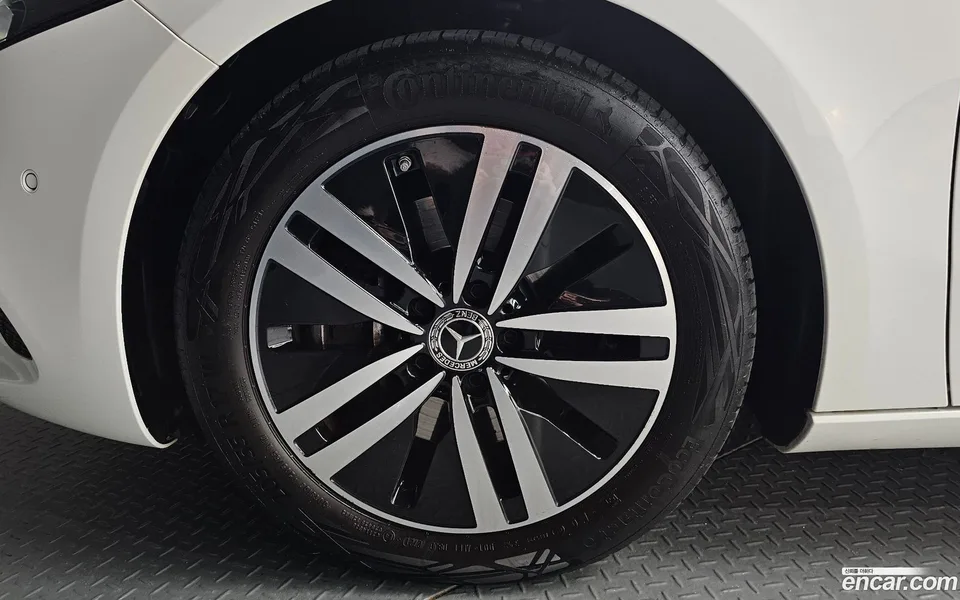 Mercedes-Benz A-Class A220 2022 — thumbnail 5