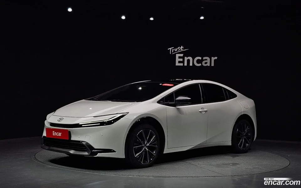 Toyota Prius 2.0 XLE AWD 2025 — photo 1, buy with delivery to Moscow