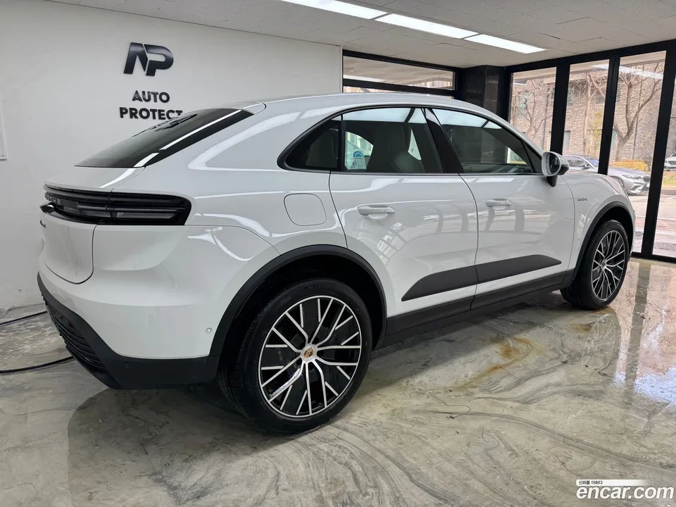 Porsche Macan Electric 4 2025 — thumbnail 2