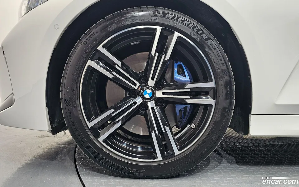 BMW 3 Series 320i M 2023 — thumbnail 2