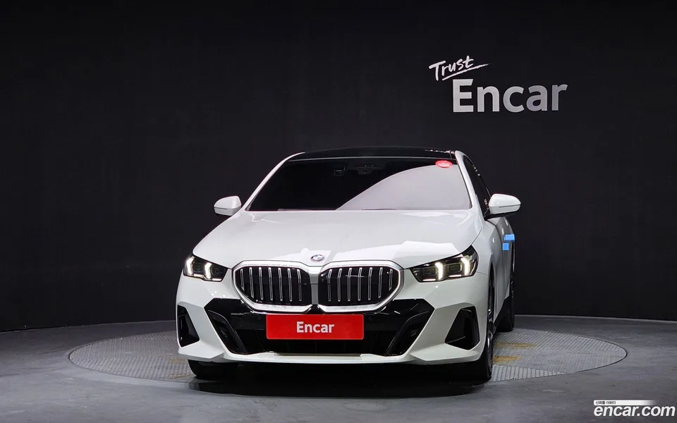 BMW 5 Series 520i M 2023 — thumbnail 3