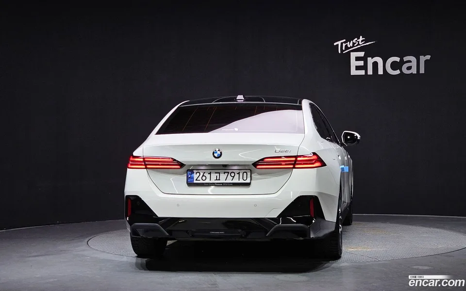 BMW 5 Series 520i M 2023 — thumbnail 4