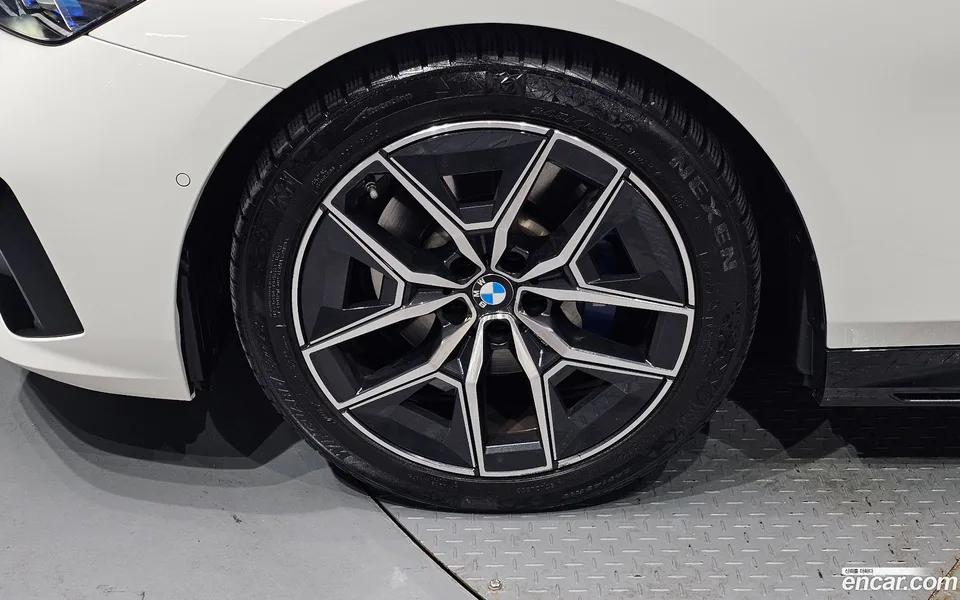BMW 5 Series 520i M 2023 — thumbnail 5